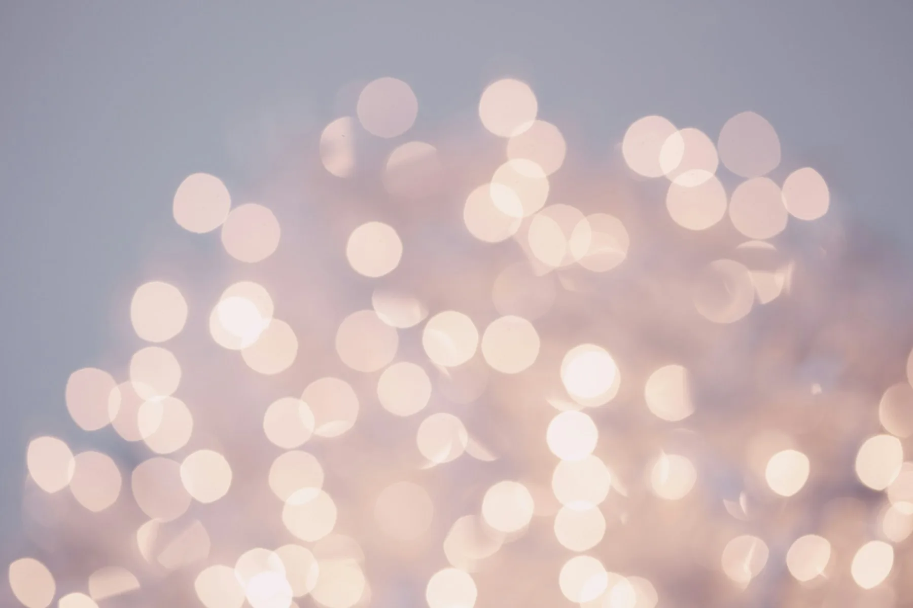 Warmes goldenes Bokeh einer festlichen Beleuchtung