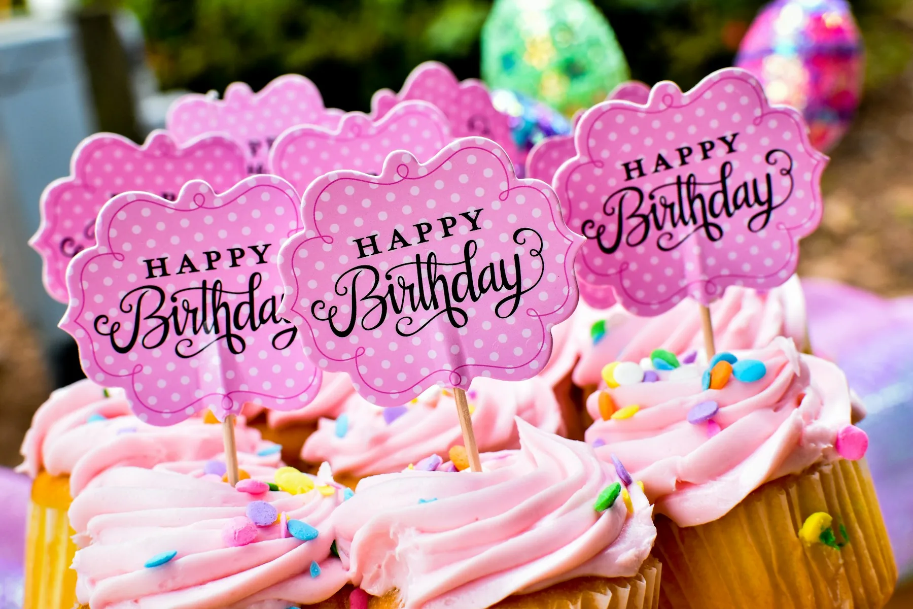 Farbenfrohe Geburtstags-Cupcakes auf einer Festtafel