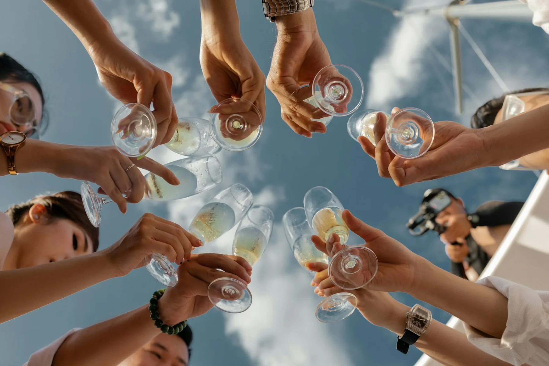 Festgesellschaft beim gemeinsamen Anstossen auf ein Jubiläum