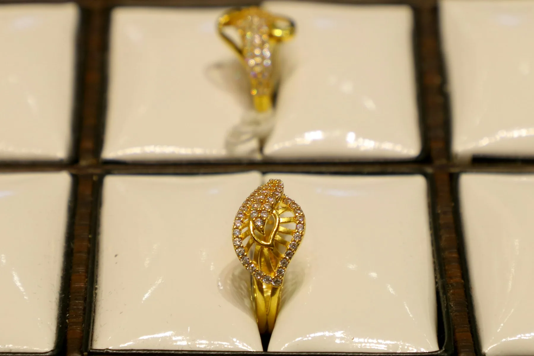 Goldene Verlobungsringe mit Diamanten in heller Inszenierung